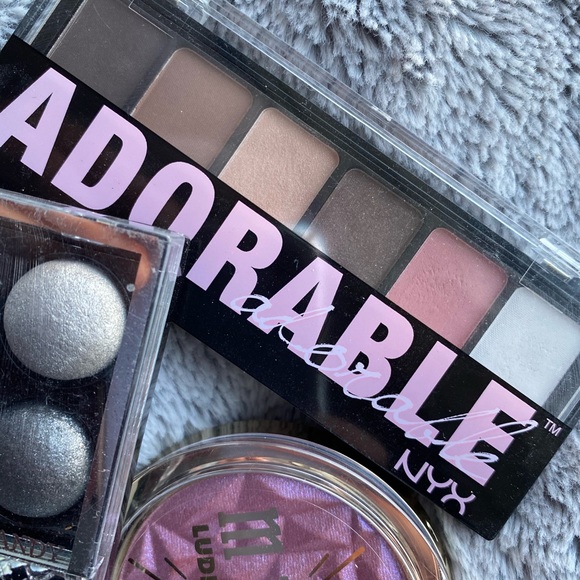 Eyeshadow and Highlighter Bundle - Picture 2 of 4